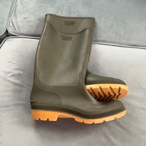 Green water boots
